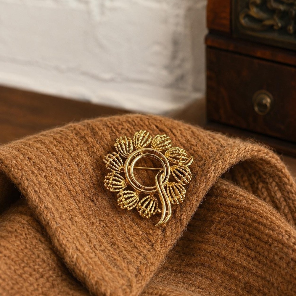 Vintage Lisner Brooch Gold Tone Textured Leaf Wreath Pin Signed 1950s 60s